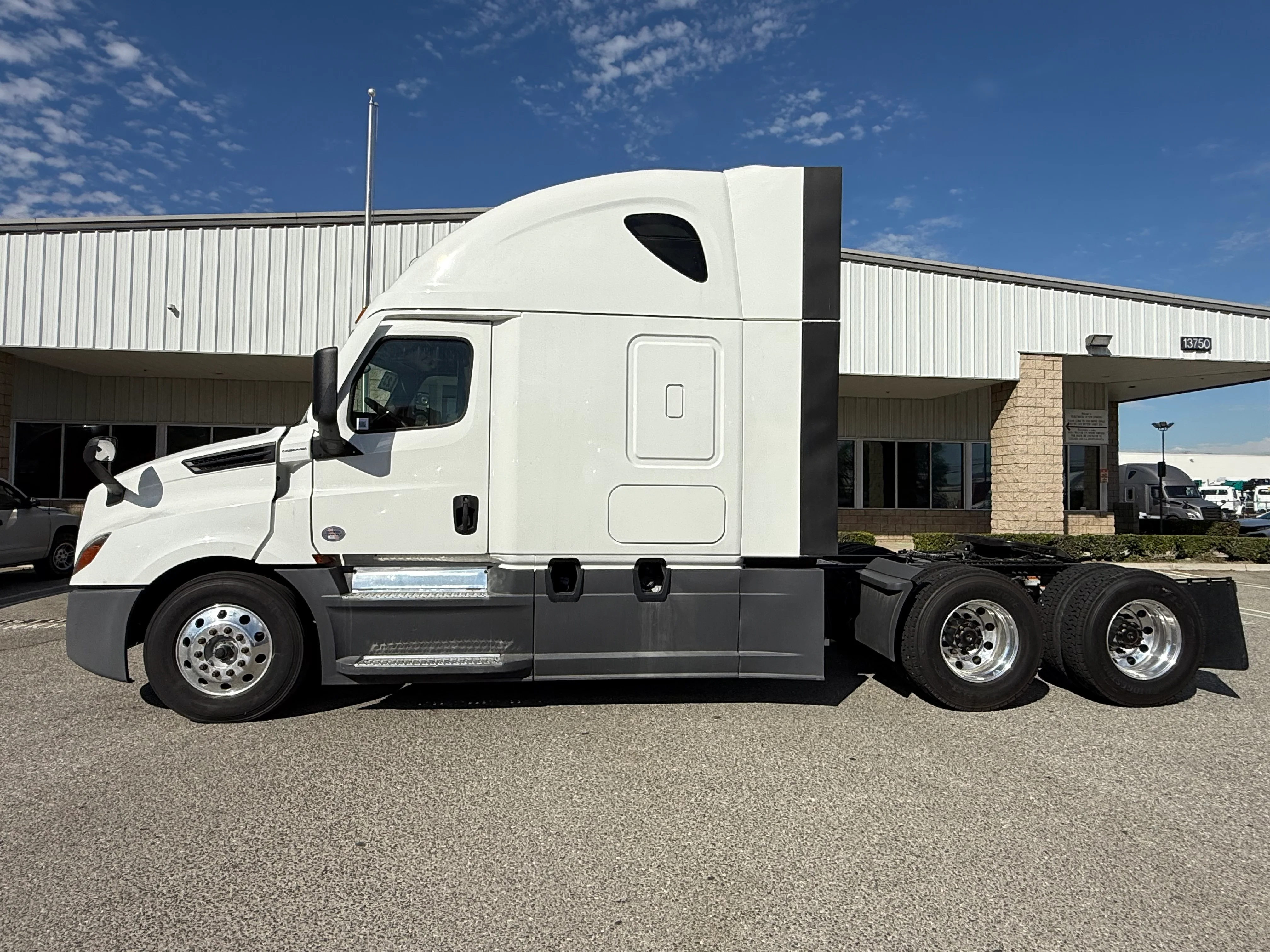 2023 Freightliner Cascadia in Selectrucks Fontana, CA — photo 3