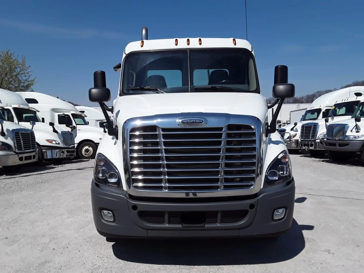 2020 Freightliner Cascadia in Pittsburgh, PA — photo 2