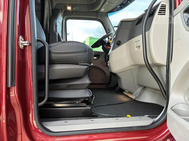 2021 Peterbilt 579 in Portland, OR — photo 17