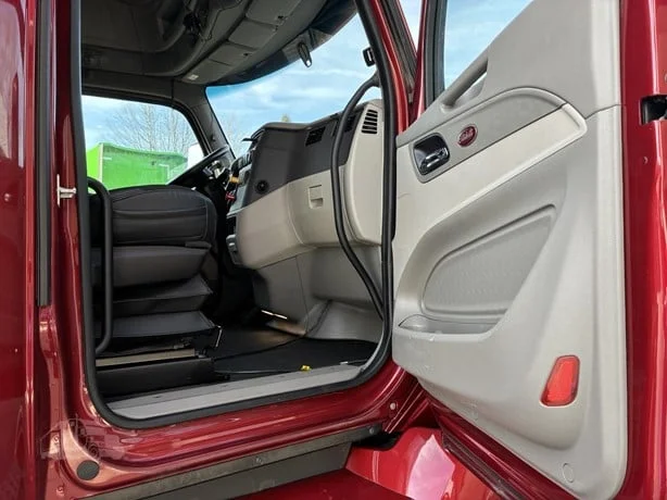 2021 Peterbilt 579 in Portland, OR — photo 16