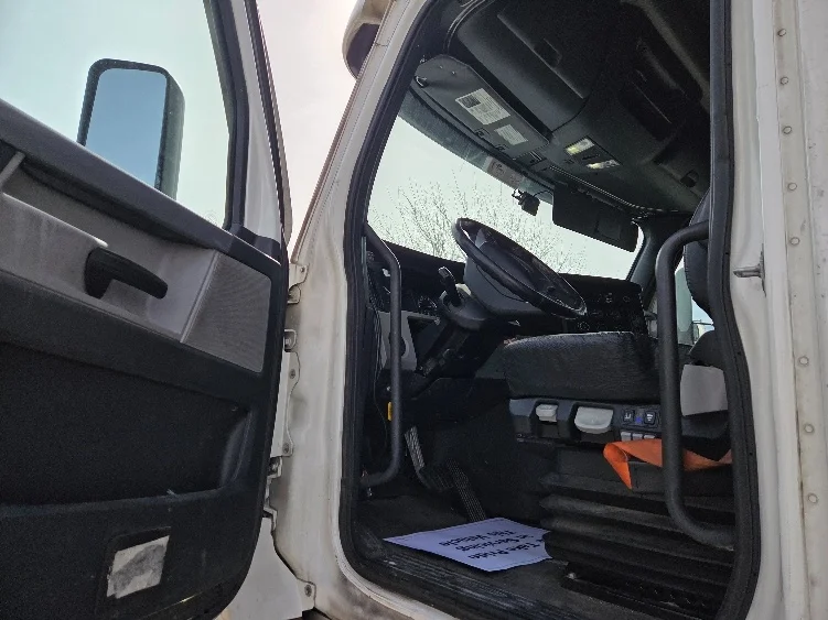 2021 Freightliner Cascadia - image 9