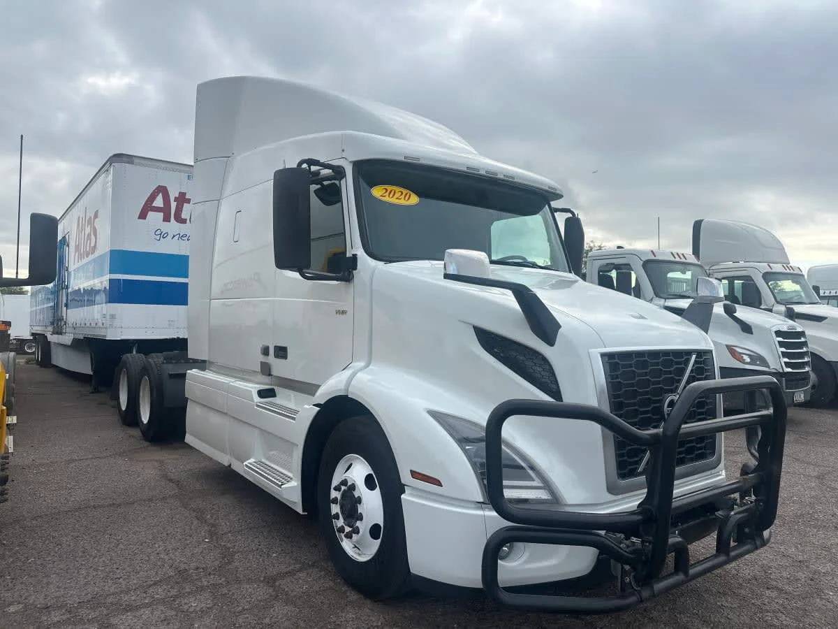 2020 Volvo VNR 640 - image 3