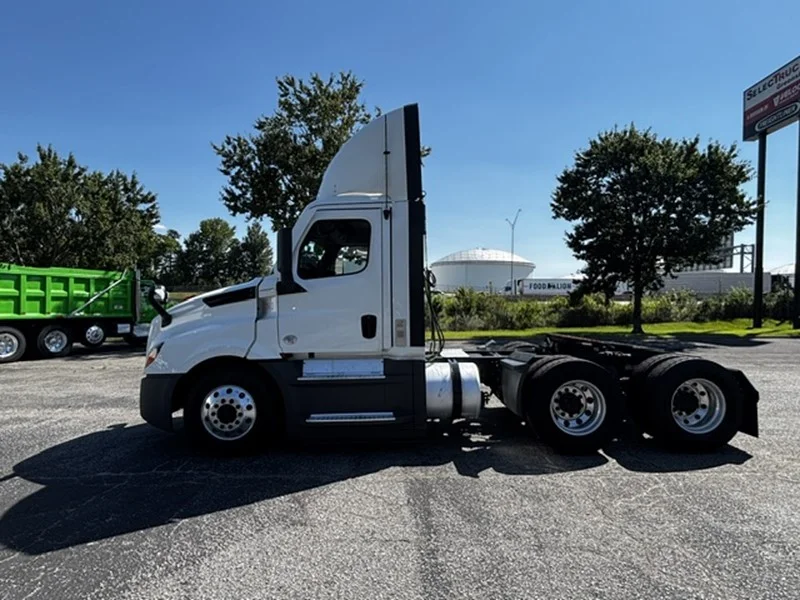 2022 Freightliner Cascadia — photo 6