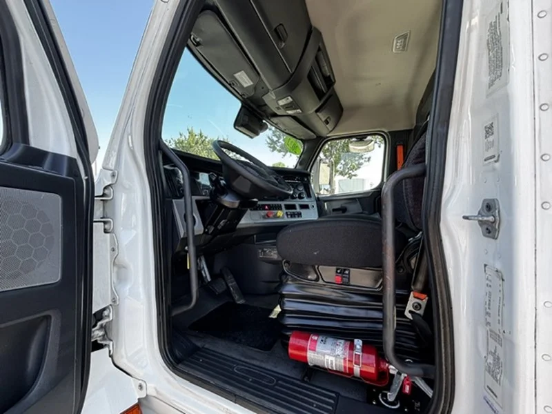 2022 Freightliner Cascadia — photo 11