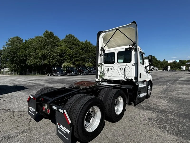 2022 Freightliner Cascadia — photo 3
