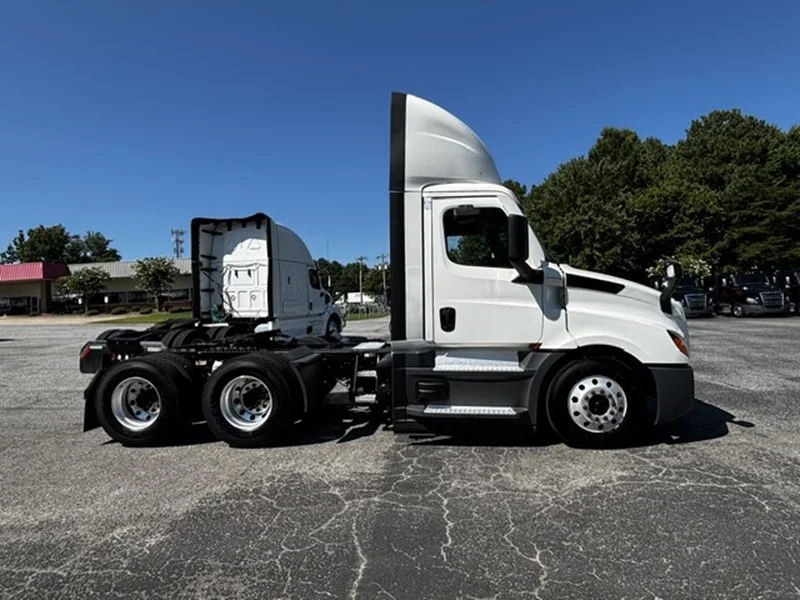 2022 Freightliner Cascadia — photo 2