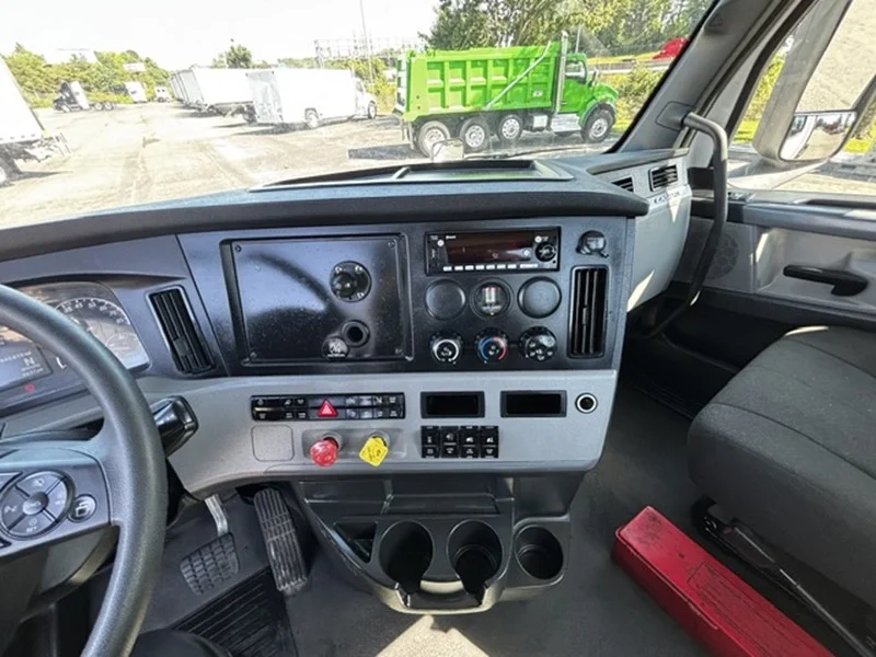 2022 Freightliner Cascadia — photo 13