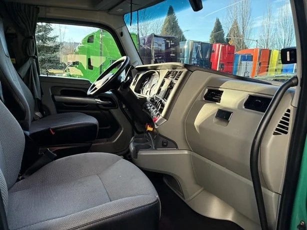 2021 Kenworth T680 - image 15