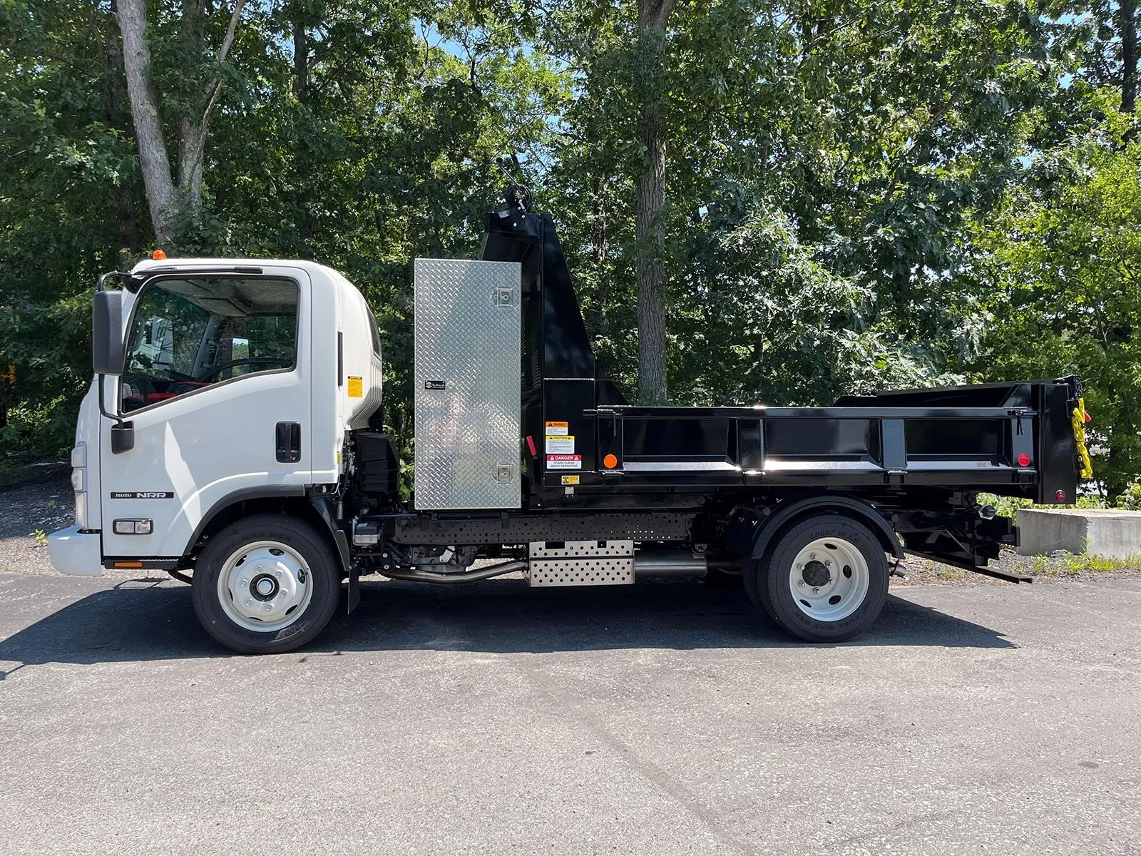 2025 Isuzu NRR in Worcester, MA — photo 4