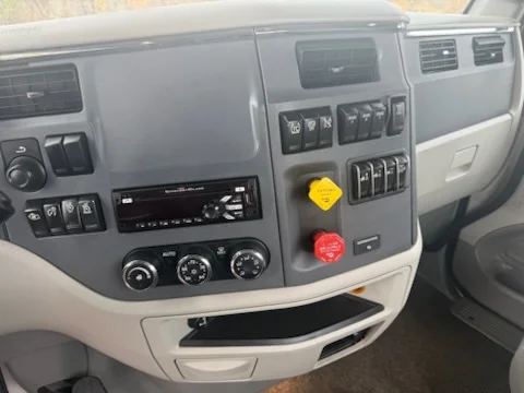 2020 Peterbilt 579 - image 7