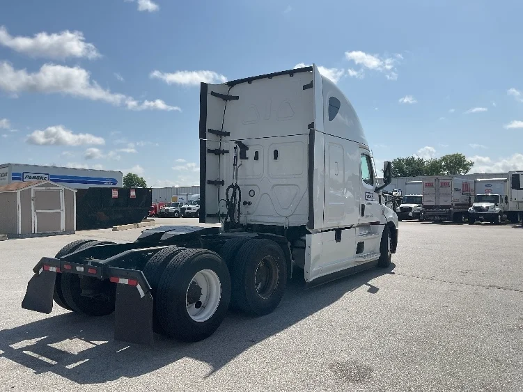 2021 Freightliner Cascadia - image 7