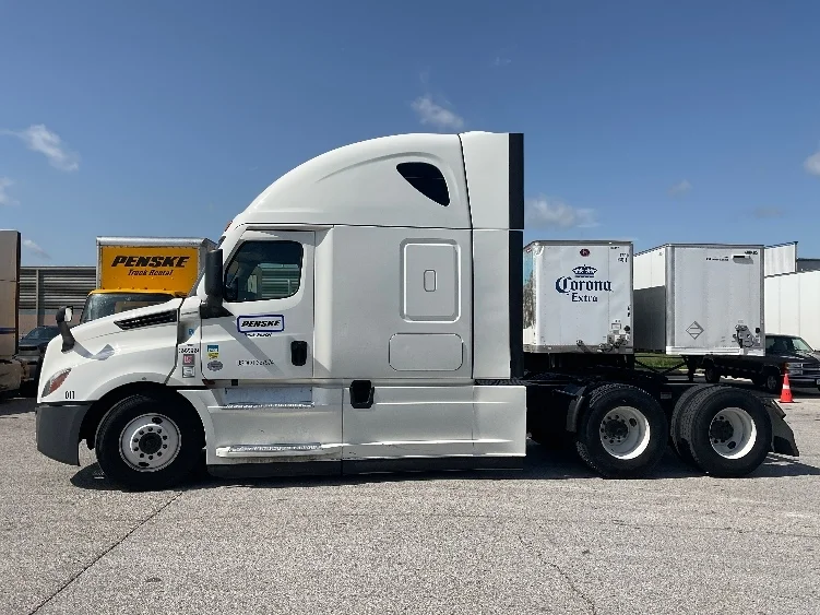2021 Freightliner Cascadia - image 4