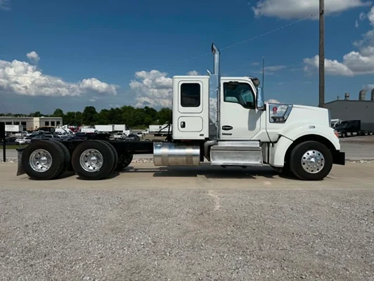 2025 Kenworth W990 in Tulsa, OK — photo 10