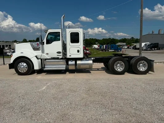 2025 Kenworth W990 in Tulsa, OK — photo 2