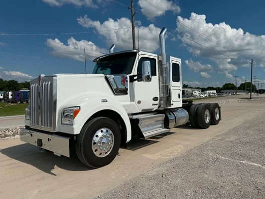 2025 Kenworth W990