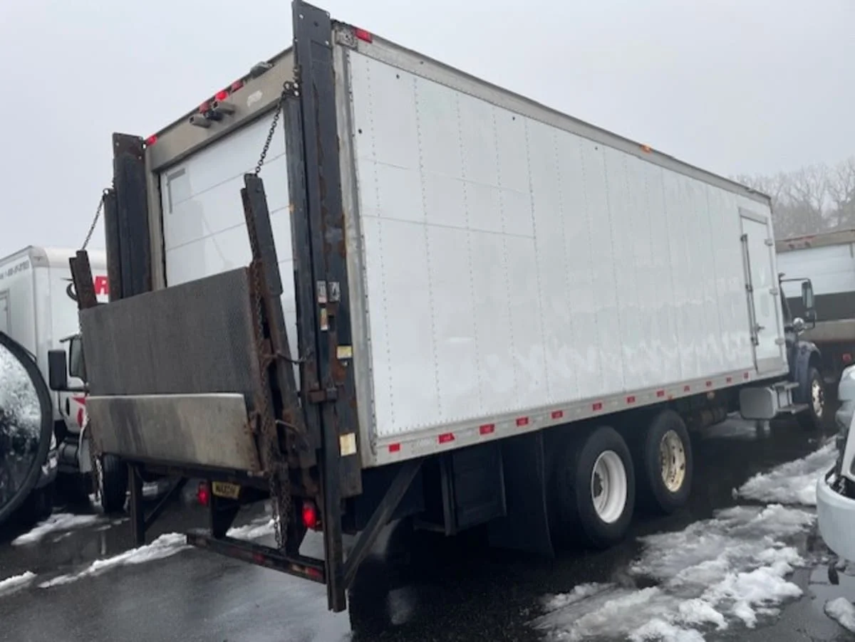 2018 Freightliner M2 106 in Farmingdale, NY — photo 4