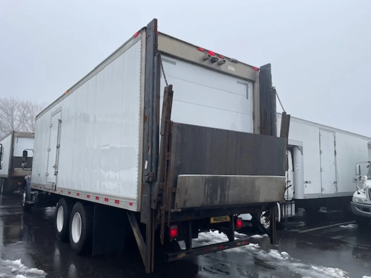 2018 Freightliner M2 106 in Farmingdale, NY — photo 6