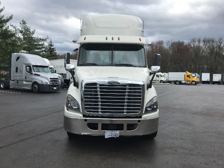 2018 Freightliner Cascadia - image 2