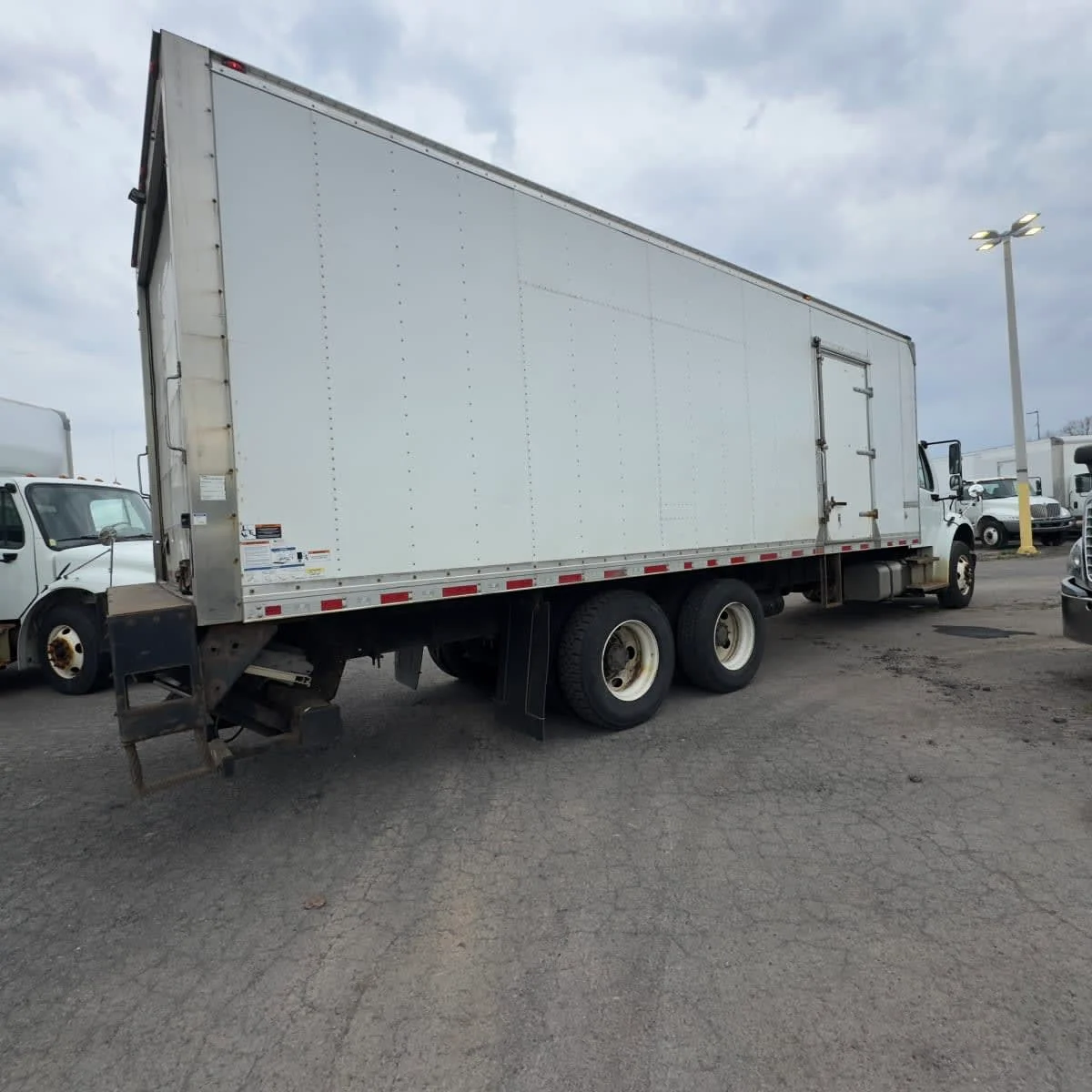 2018 Freightliner M2 106 - image 4