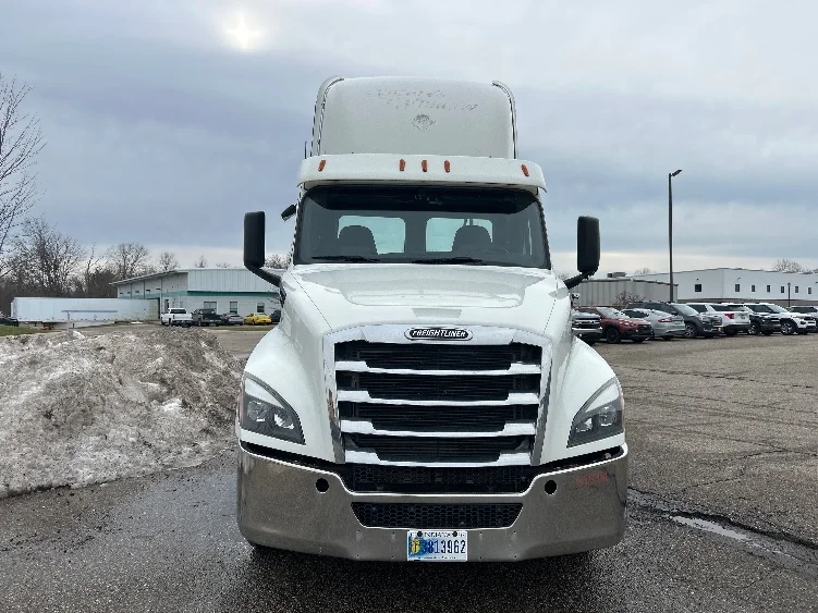 2019 Freightliner Cascadia in Lansing, MI — photo 2