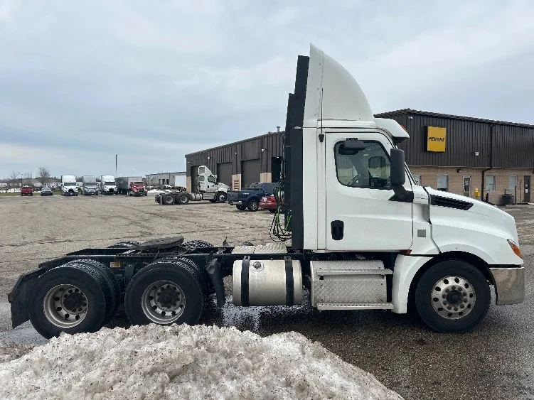 2019 Freightliner Cascadia in Lansing, MI — photo 8