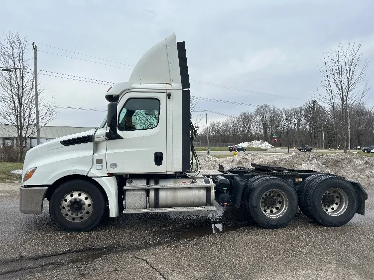2019 Freightliner Cascadia in Lansing, MI — photo 4