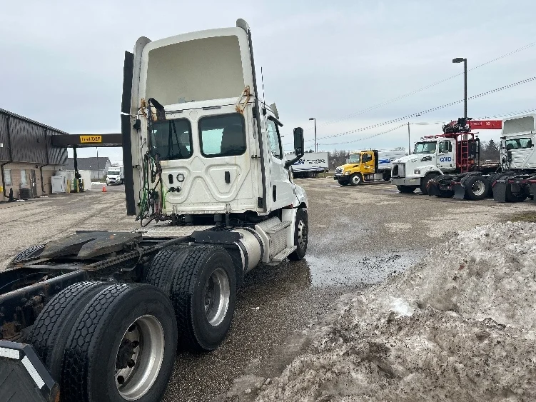 2019 Freightliner Cascadia in Lansing, MI — photo 7