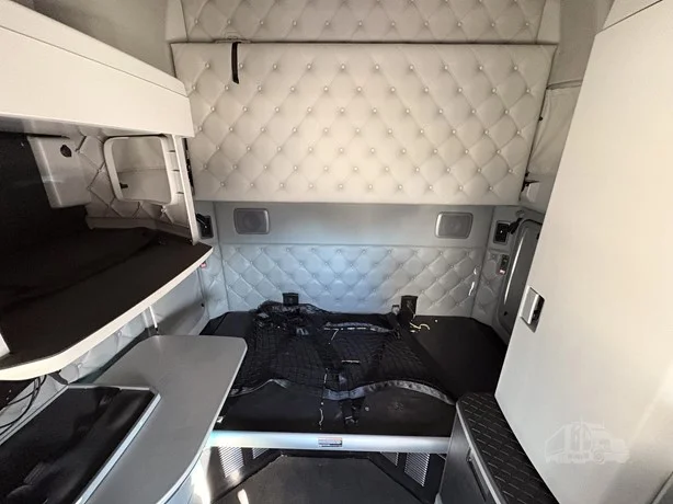 2022 Kenworth T680 - image 14