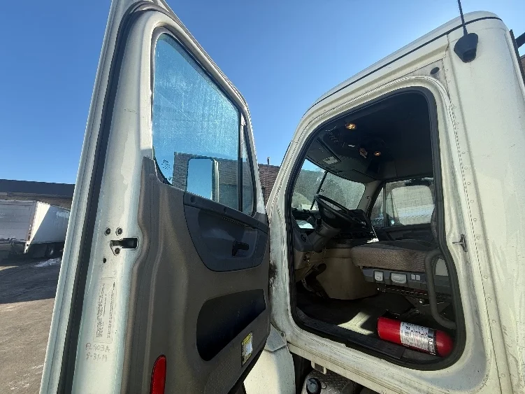 2019 Freightliner Cascadia - image 8