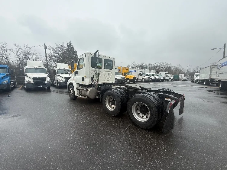 2019 Freightliner Cascadia - image 5