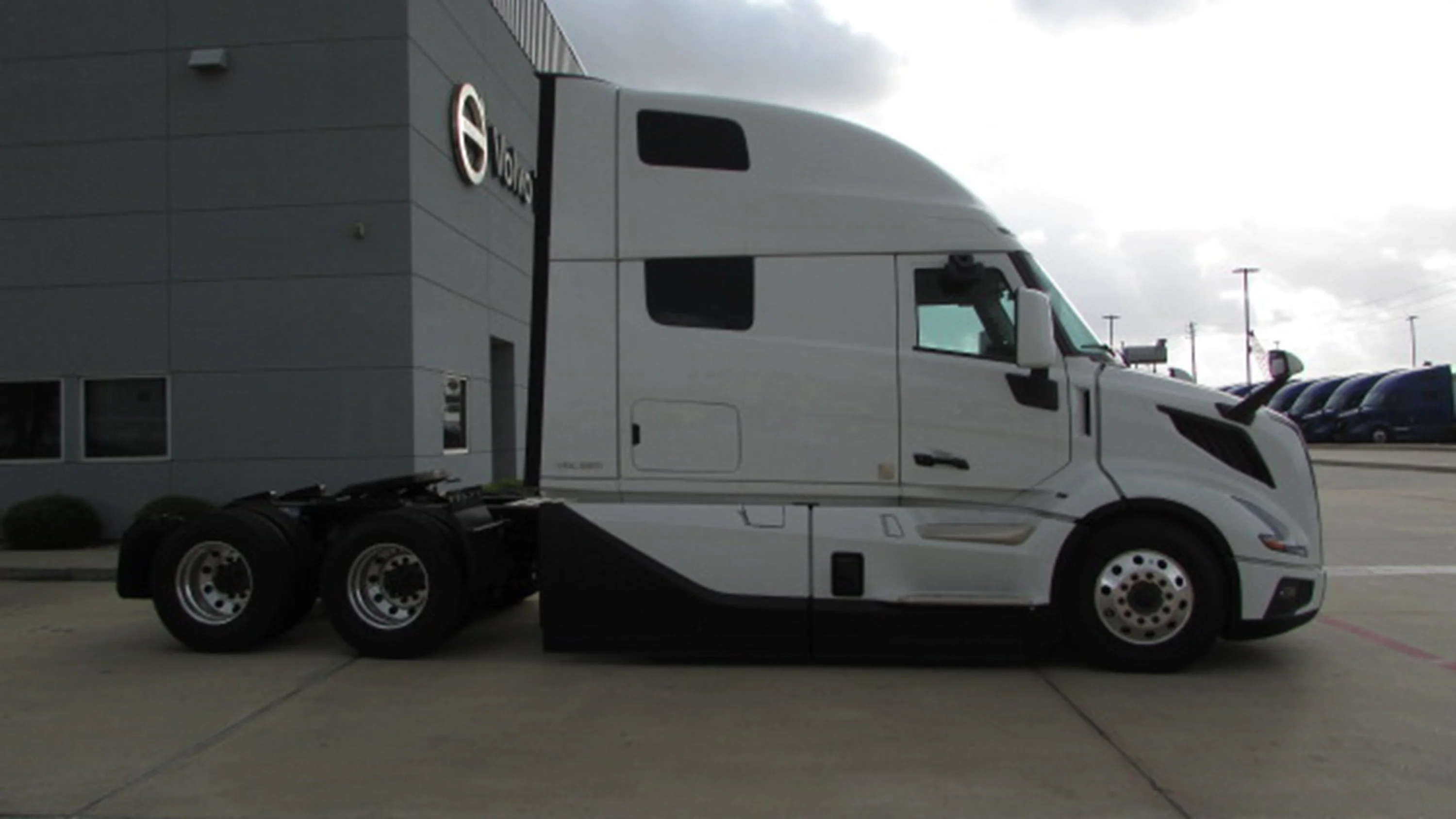 2026 Volvo VNL 860 in Houston, TX — photo 3