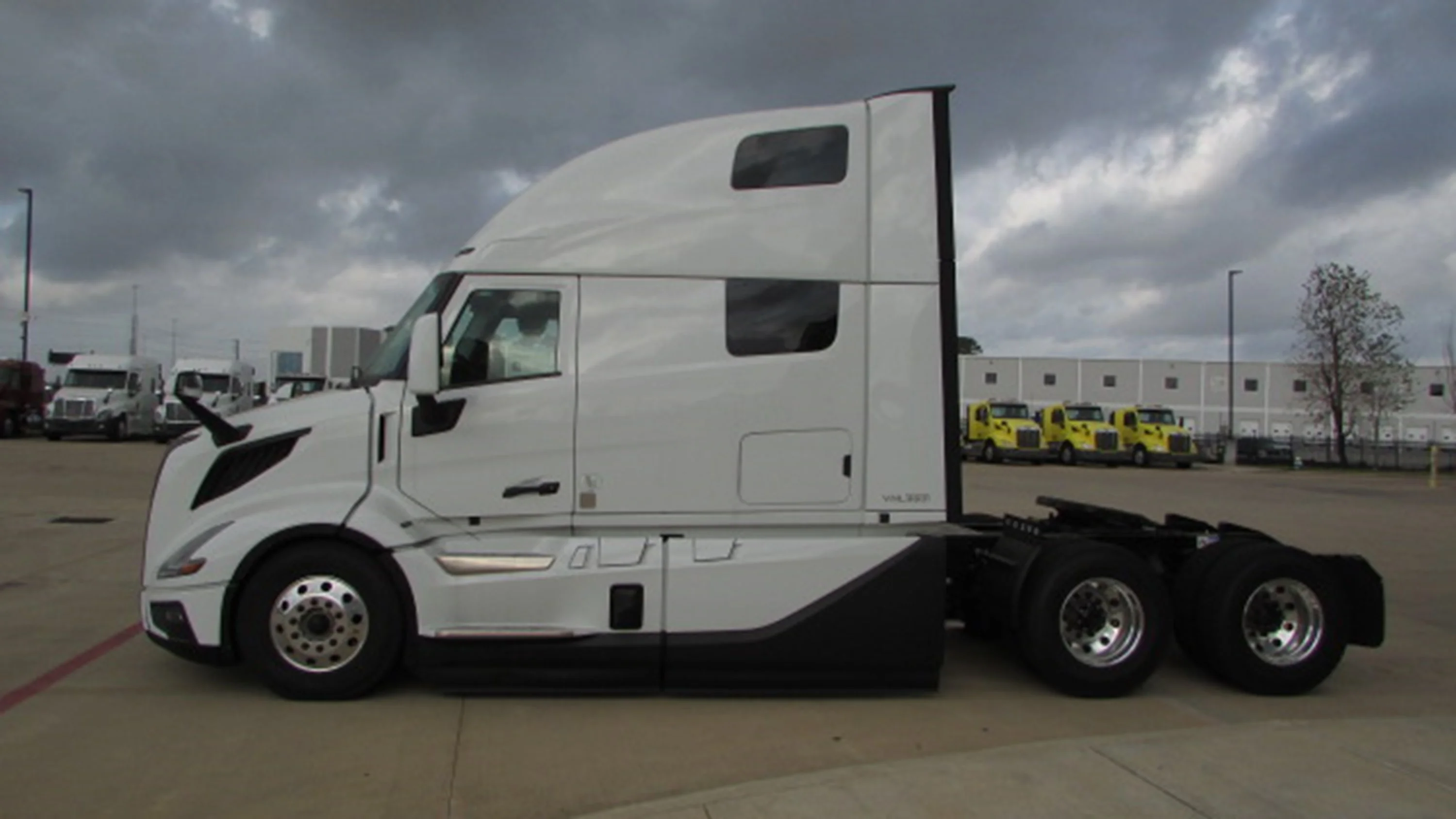 2026 Volvo VNL 860 in Houston, TX — photo 8