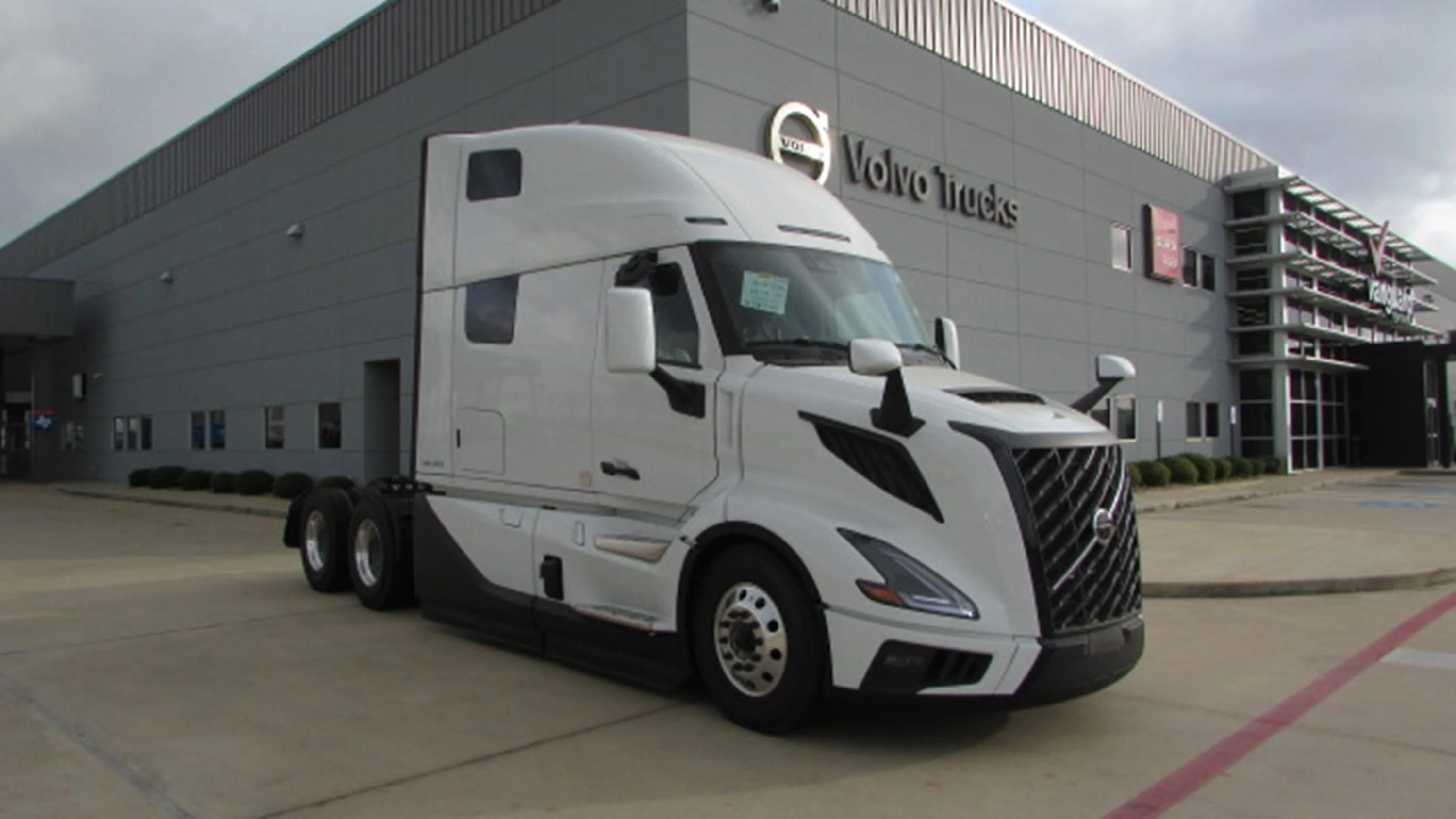 2026 Volvo VNL 860 in Houston, TX — photo 2