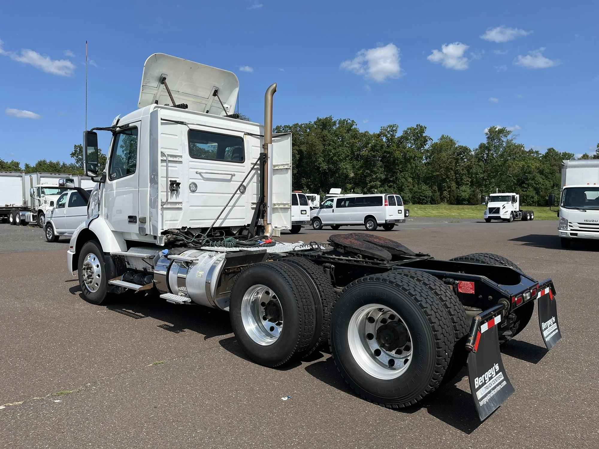 2019 Volvo VNR 640 - image 6