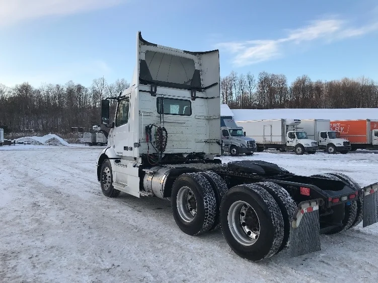 2020 Volvo VNR 640 in Liverpool, NY — photo 5
