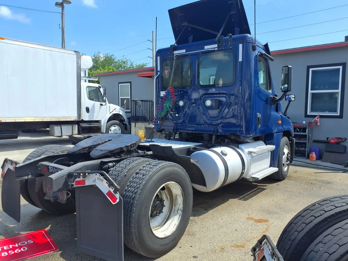 2020 Freightliner Cascadia - image 4