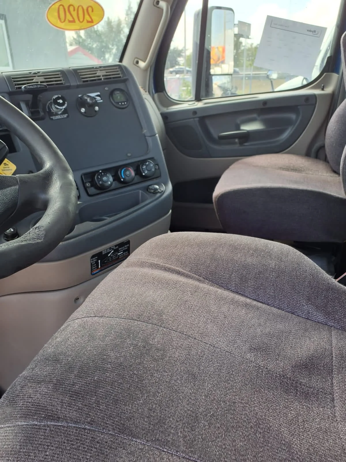 2020 Freightliner Cascadia - image 7