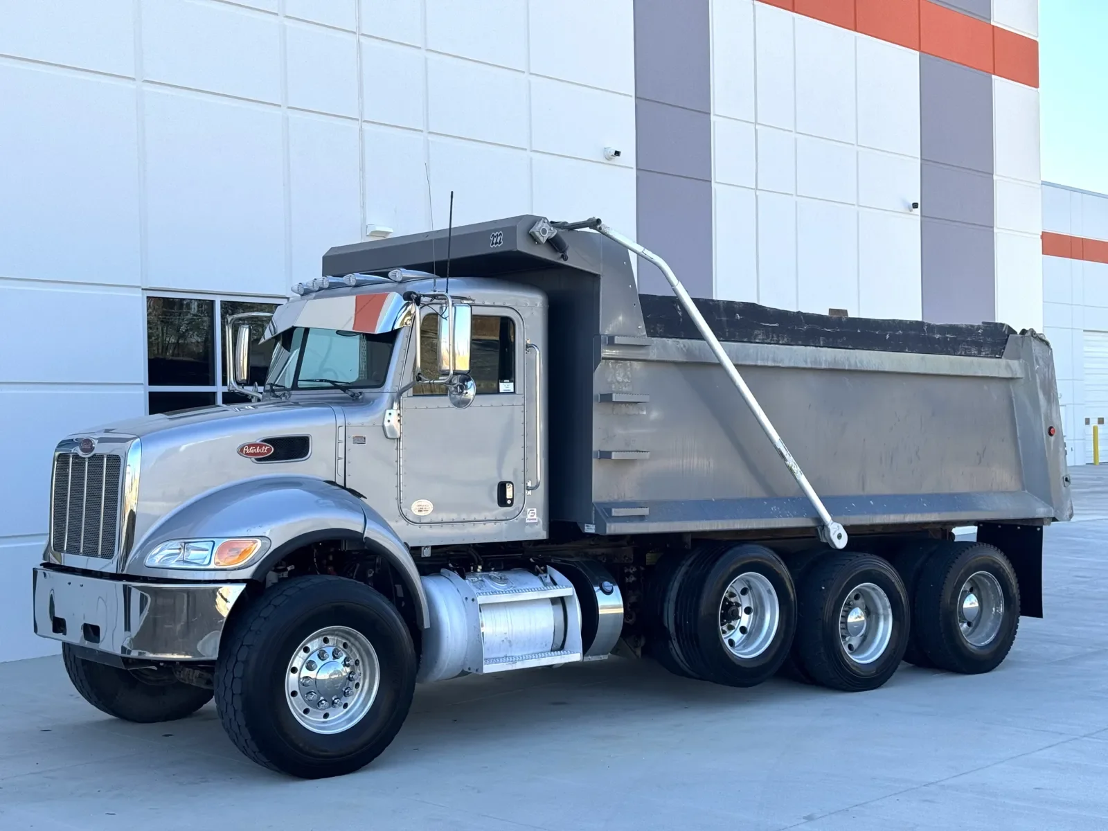 2021 Peterbilt 348 - image 3