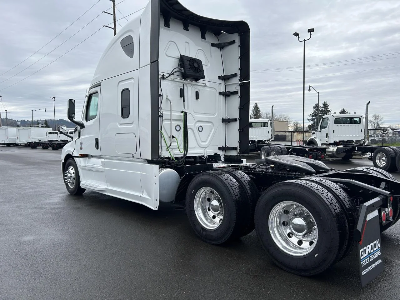 2027 Freightliner Cascadia - image 2