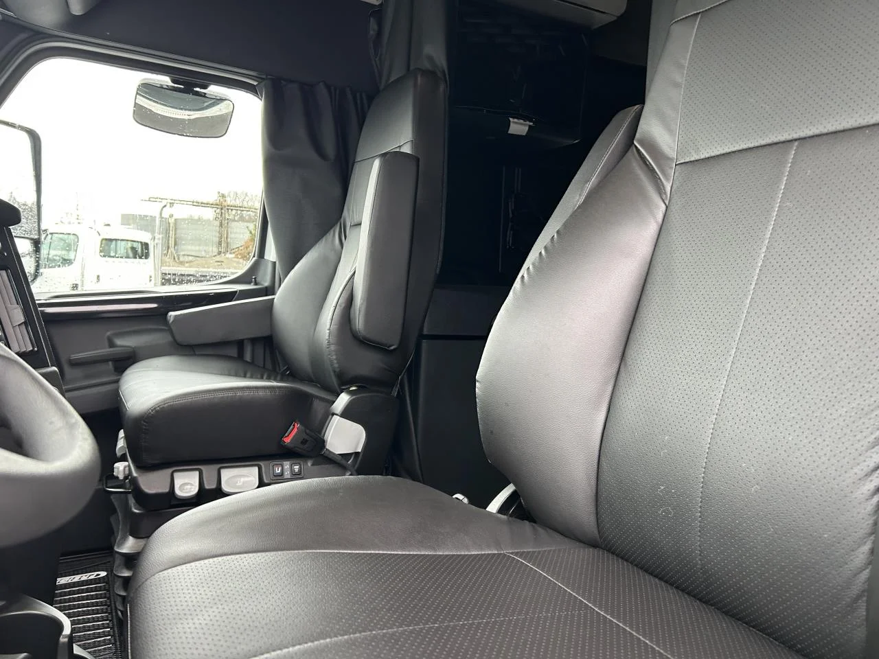 2027 Freightliner Cascadia - image 7