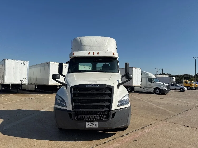 2020 Freightliner Cascadia - image 2