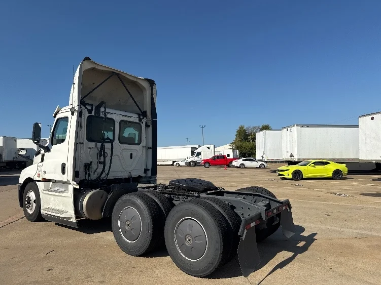 2020 Freightliner Cascadia - image 5