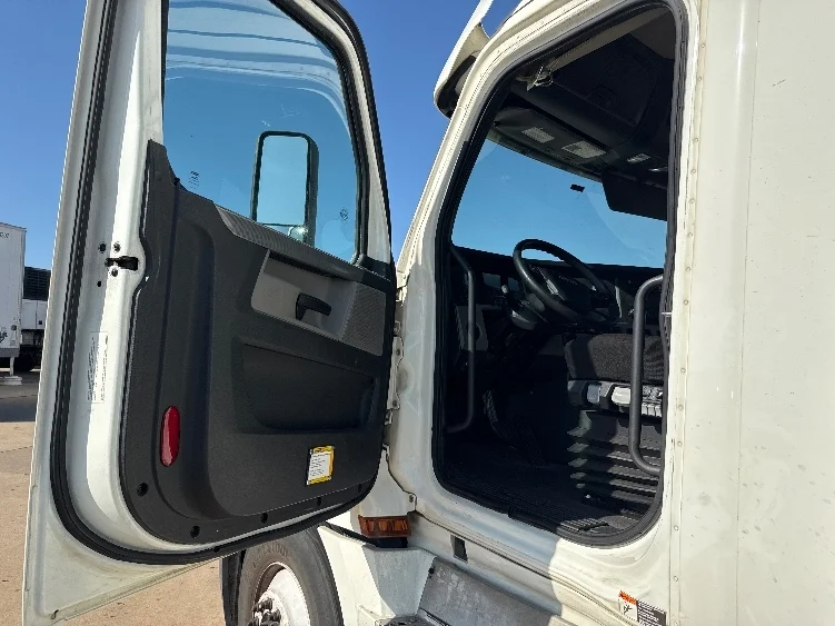 2020 Freightliner Cascadia - image 9