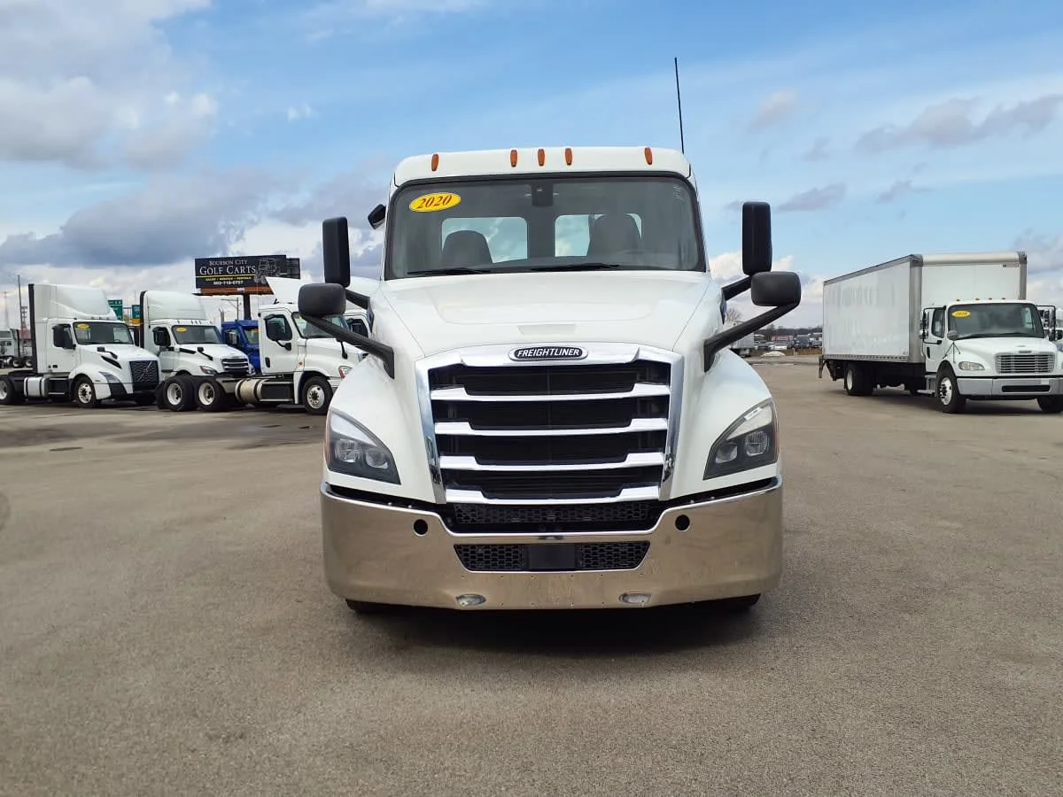 2020 Freightliner Cascadia in Clarksville, IN — photo 2