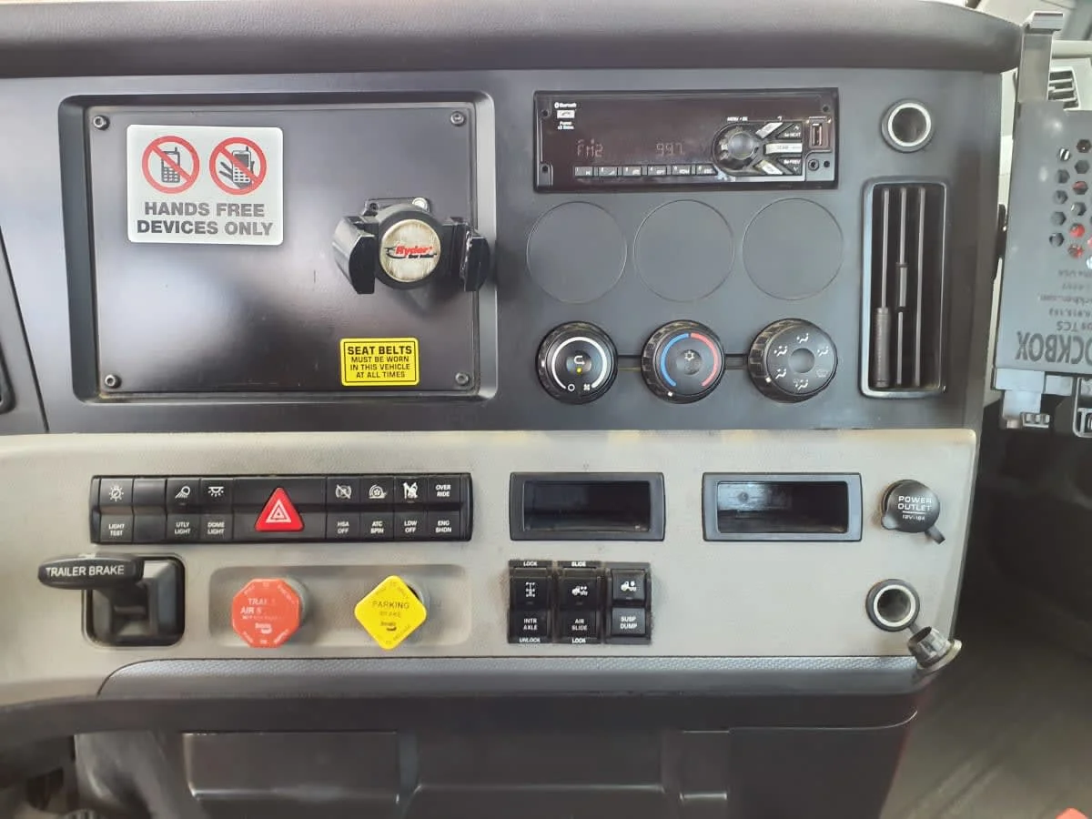 2020 Freightliner Cascadia in Clarksville, IN — photo 11