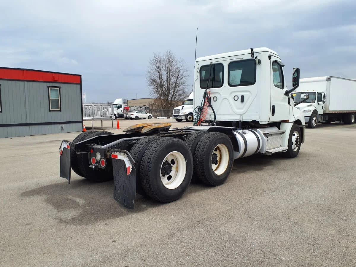2020 Freightliner Cascadia in Clarksville, IN — photo 4