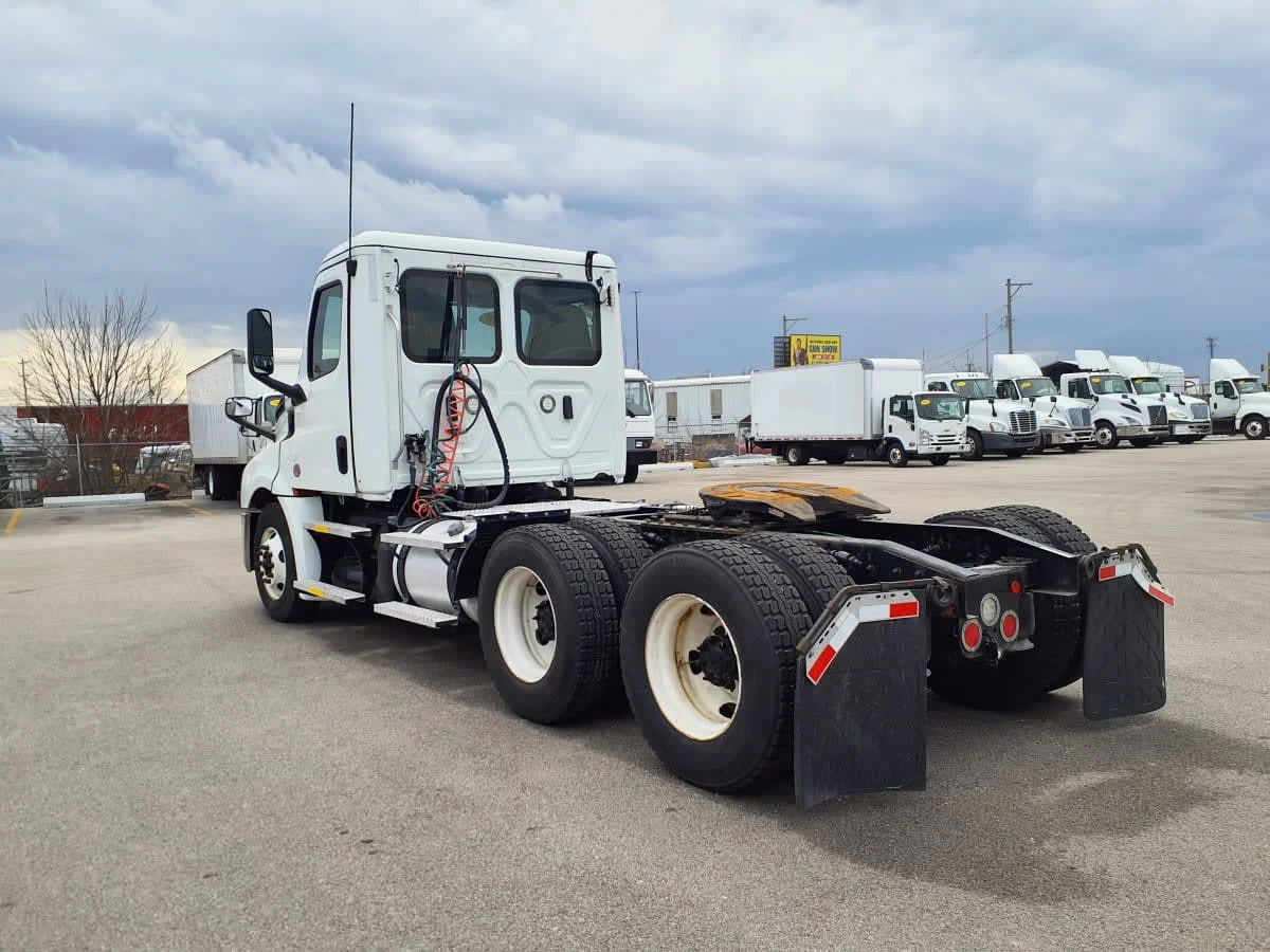 2020 Freightliner Cascadia in Clarksville, IN — photo 6