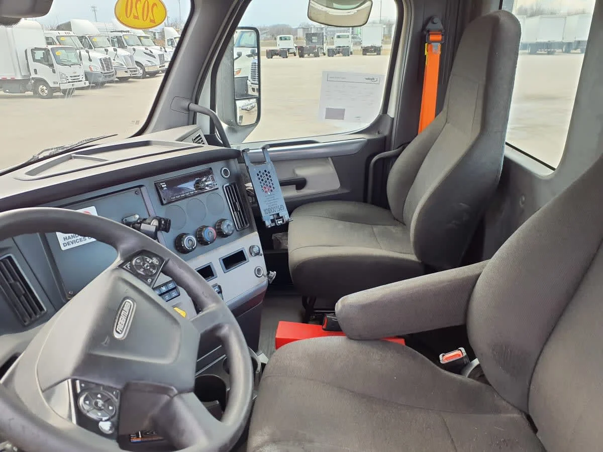 2020 Freightliner Cascadia in Clarksville, IN — photo 7