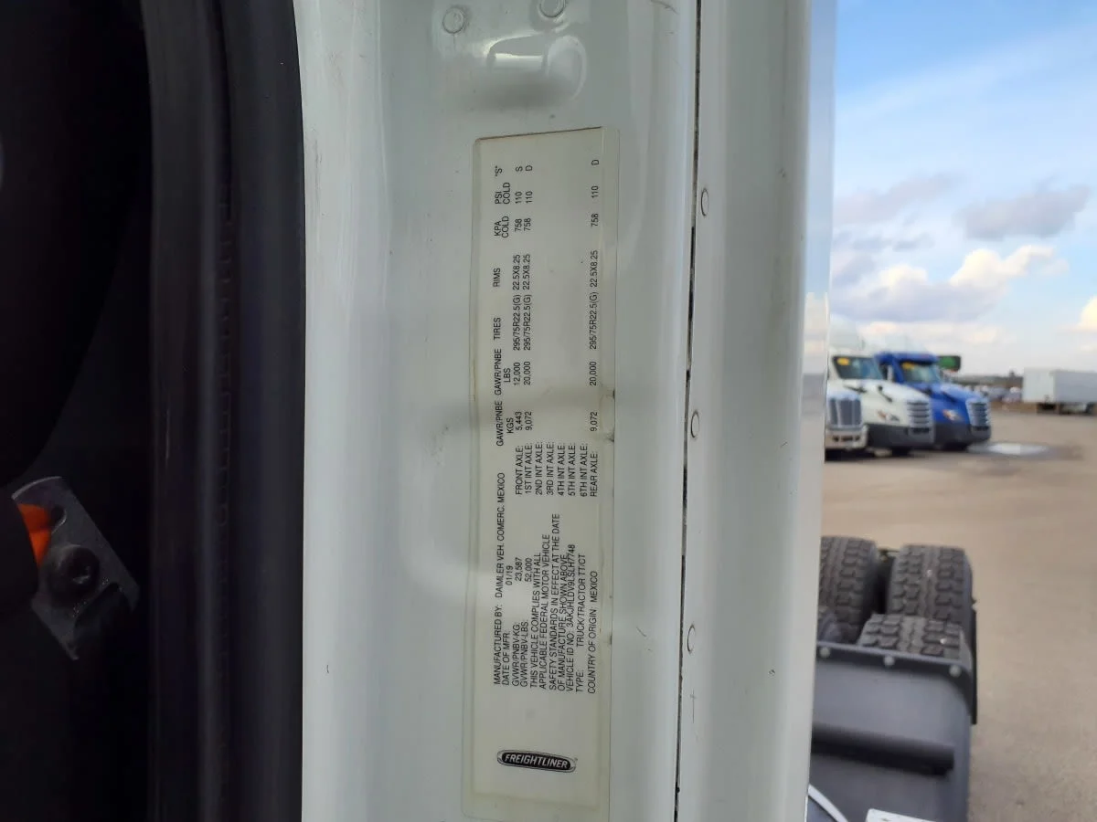 2020 Freightliner Cascadia in Clarksville, IN — photo 13