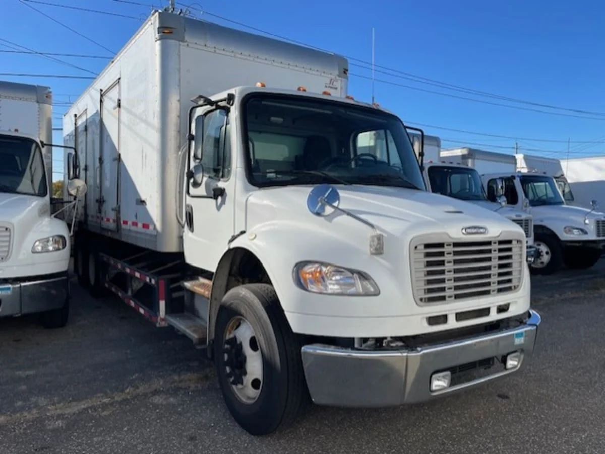 2017 Freightliner M2 106 - image 3